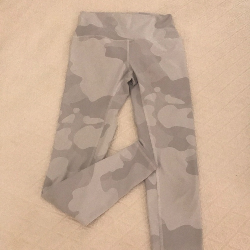 Alo high waisted airbrush legging in white camo